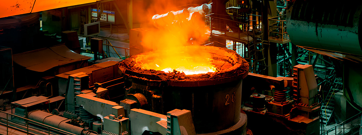 Specialisti esperti della forgiatura presso l'officina Qilu Steel